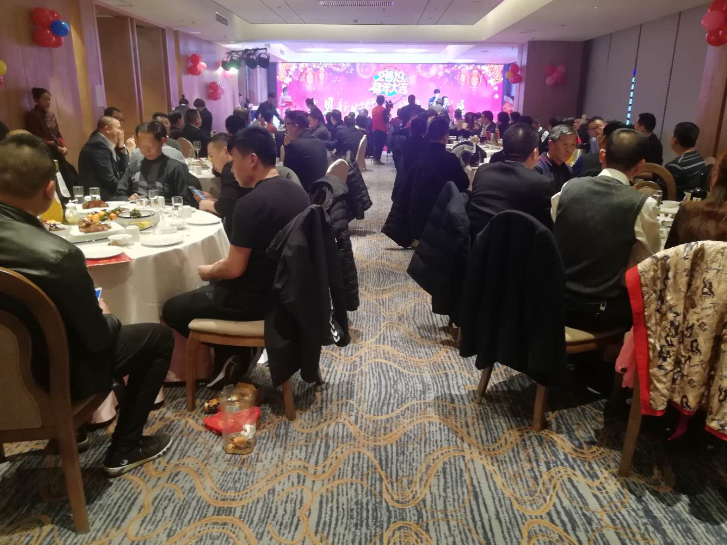 01、十堰商会年会会场.jpg